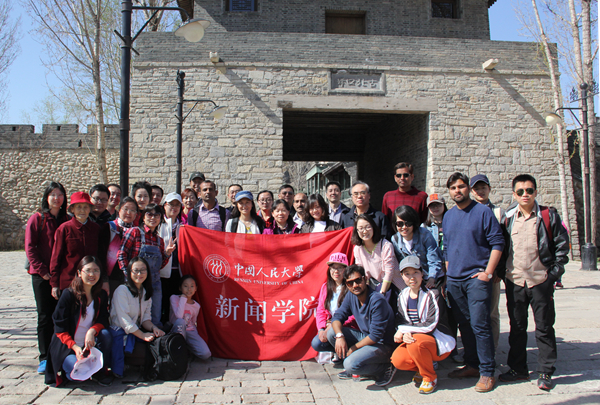 新闻学院工会组织教职工赴古北水镇春游