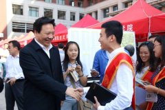 新闻学院迎接2014级新生报到