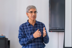 Daya Thussu, a renowned scholar in international communication studies, was invited to RUC Journalism School for a series of academic exchange events