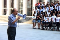 新闻学院举行2014届毕业生合影活动与毕业生座谈会