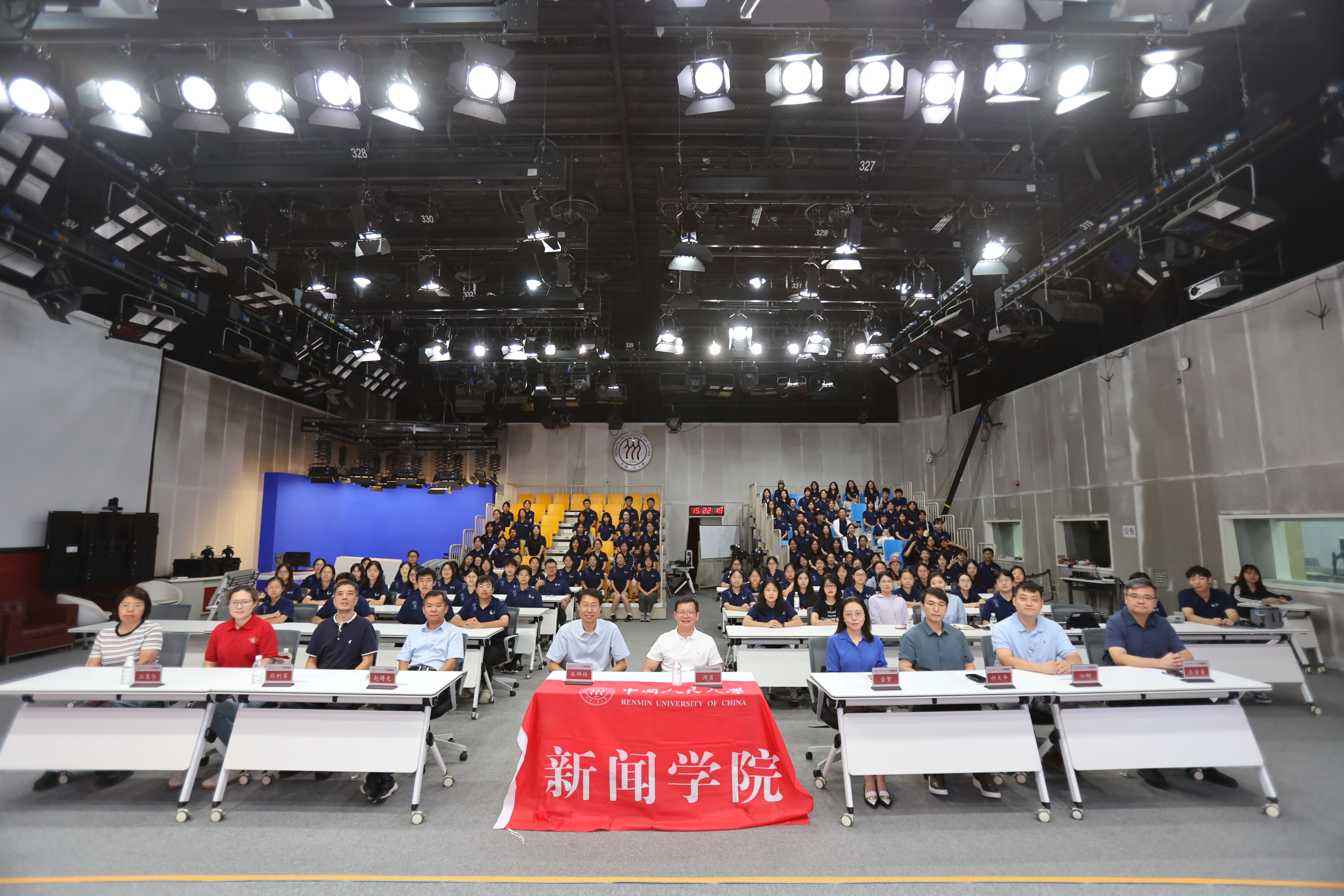 新闻学院2025级本科新生见面会举行
