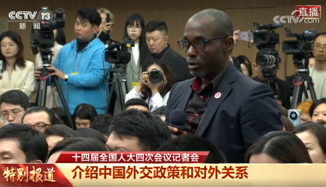 胸前是人大校徽，他向外长提问！