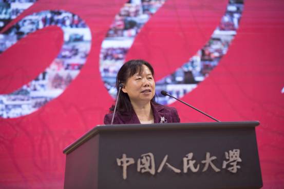 新闻学院党委书记蔡雯教授主持大会